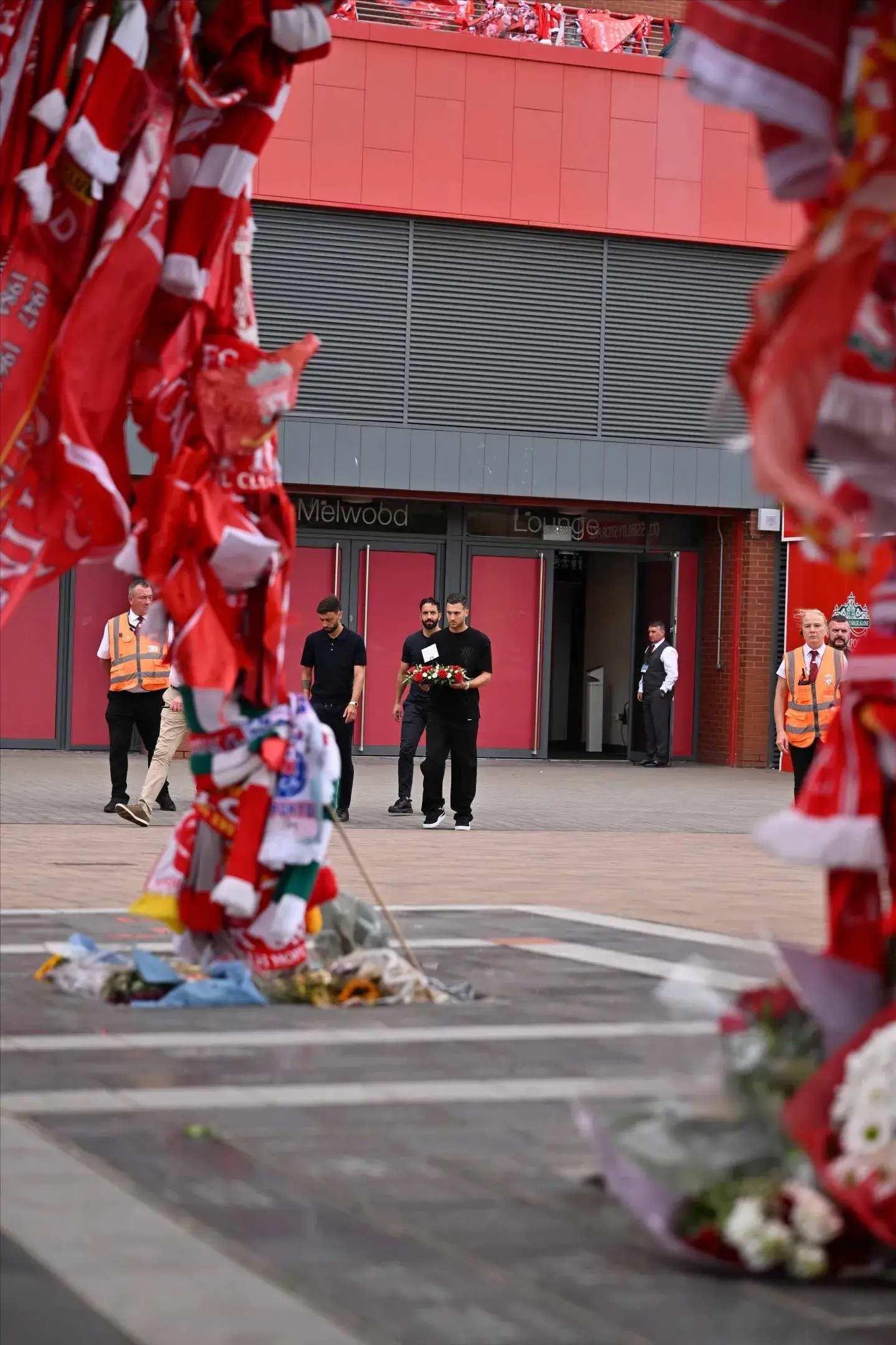Não há espaço para rivalidades. Memorial de Diogo Jota recebe tributo de Manchester United