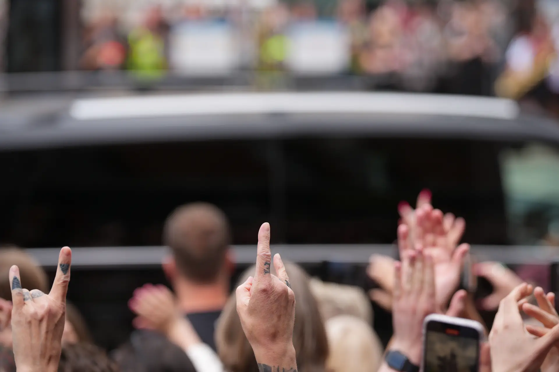 Um adeus a 43 anos juntos! Mulher de Ozzy Osbourne inconsolável no seu funeral