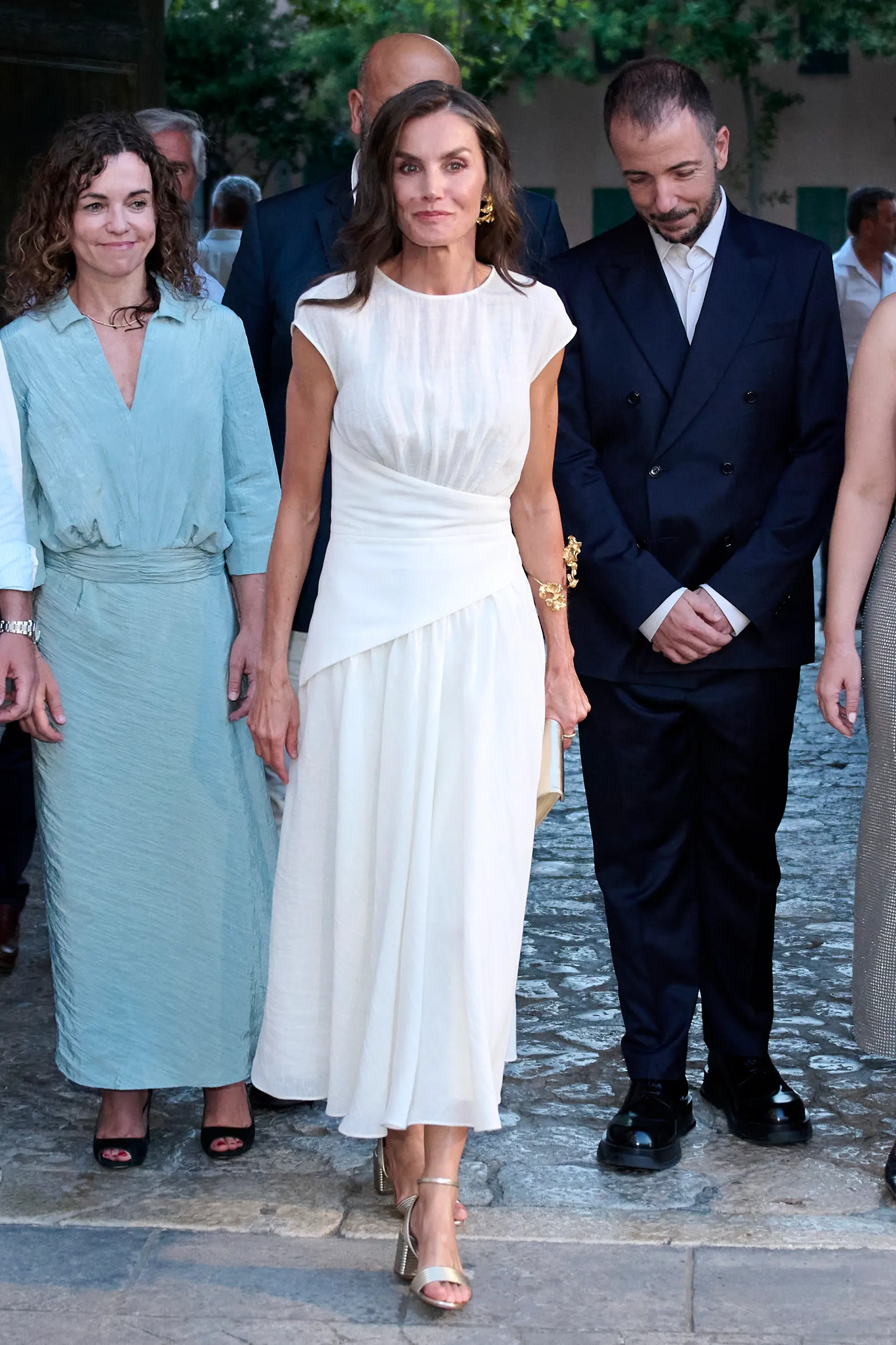 Letizia rouba atenções com vestido branco — e há um detalhe que não passa despercebido