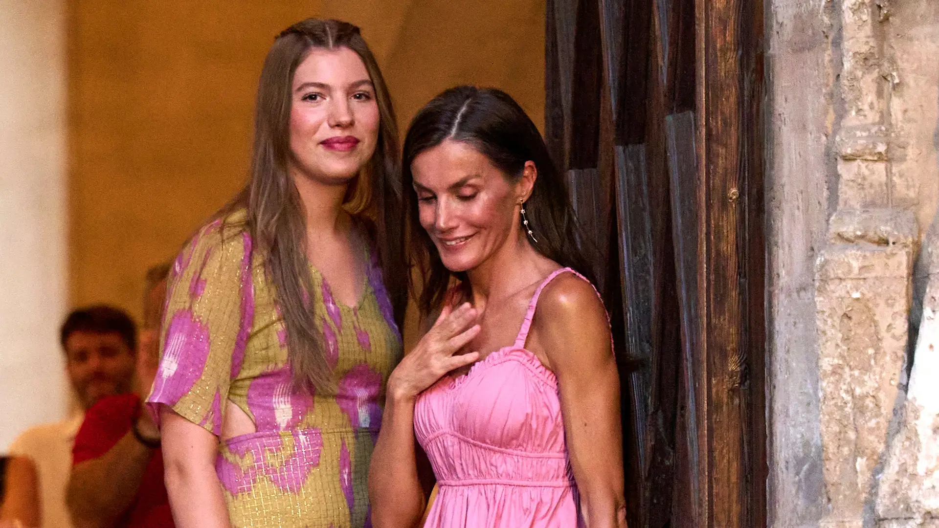 Que elegância! Letizia brilha nas férias em Palma de Maiorca com vestido de saldos