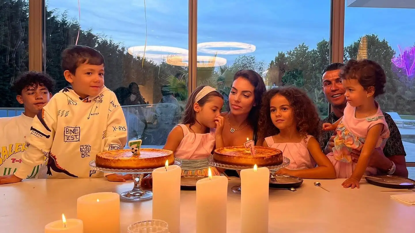 Georgina e CR7 com os filhos