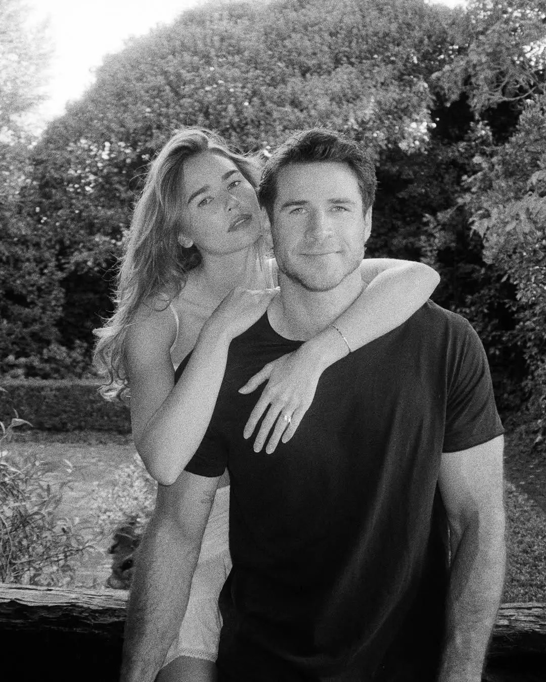 Especulações acabam! Liam Hemsworth, 'ex de Miley Cyrus, vai mesmo casar (outra vez)