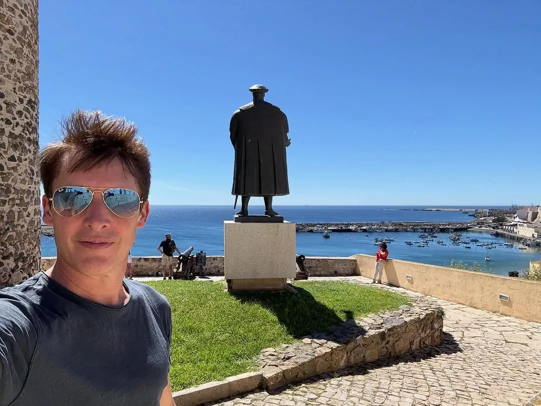 James Blunt 'seguiu a tendência' e é a mais recente estrela de férias em Portugal