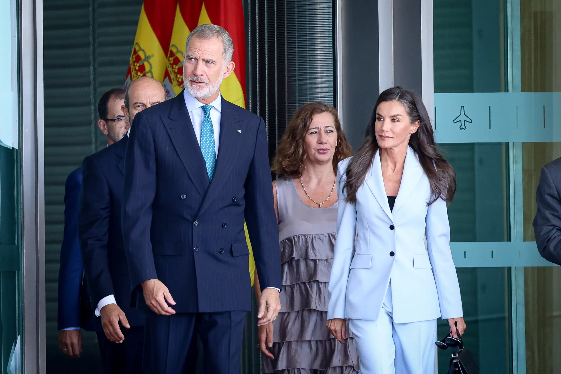De volta aos fatos! Letizia rouba atenções com look repetido, ideal para os dias de outono