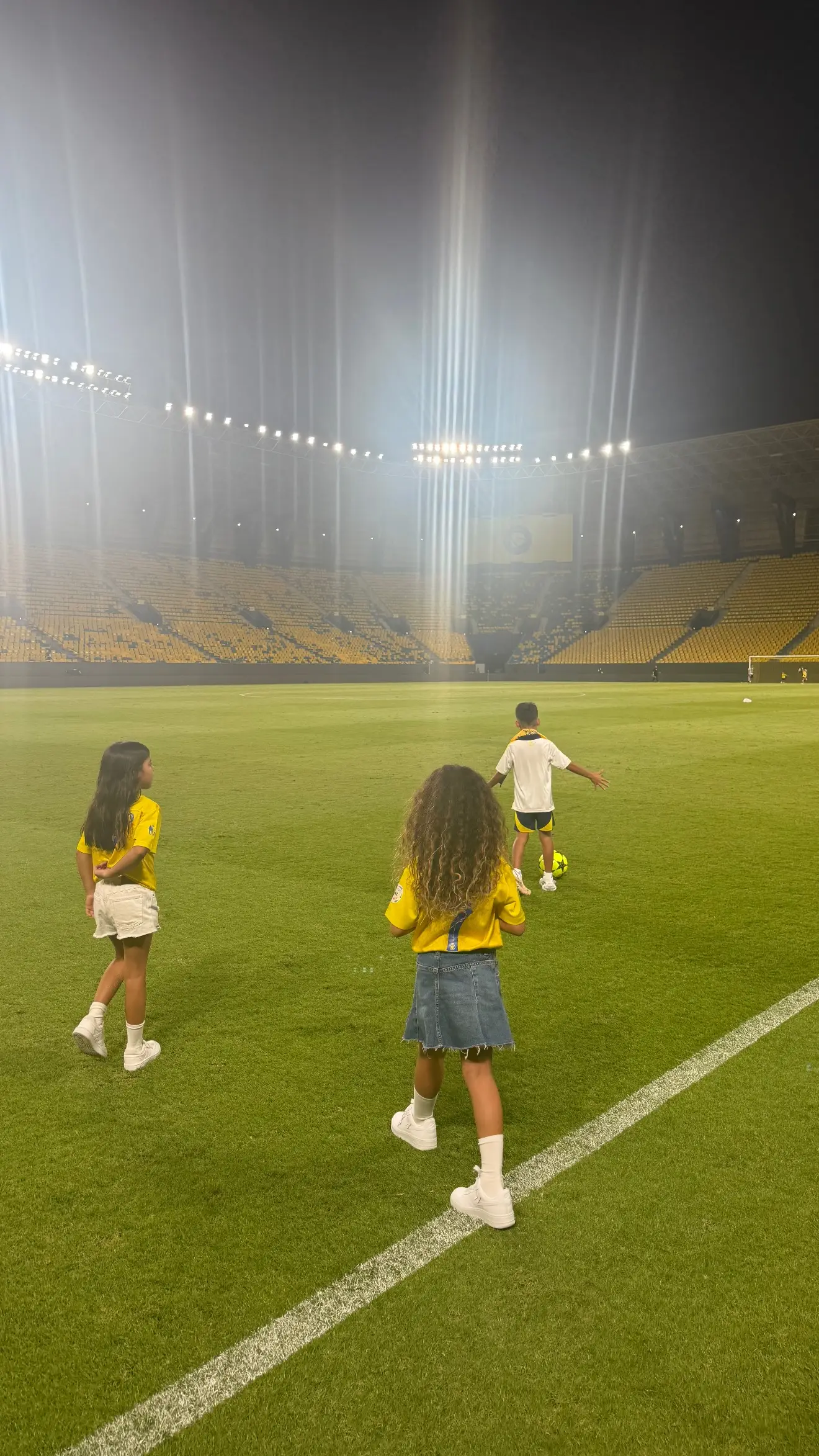 Claque de luxo! Georgina Rodríguez mostra filhos a apoiar Cristiano Ronaldo — Veja as imagens