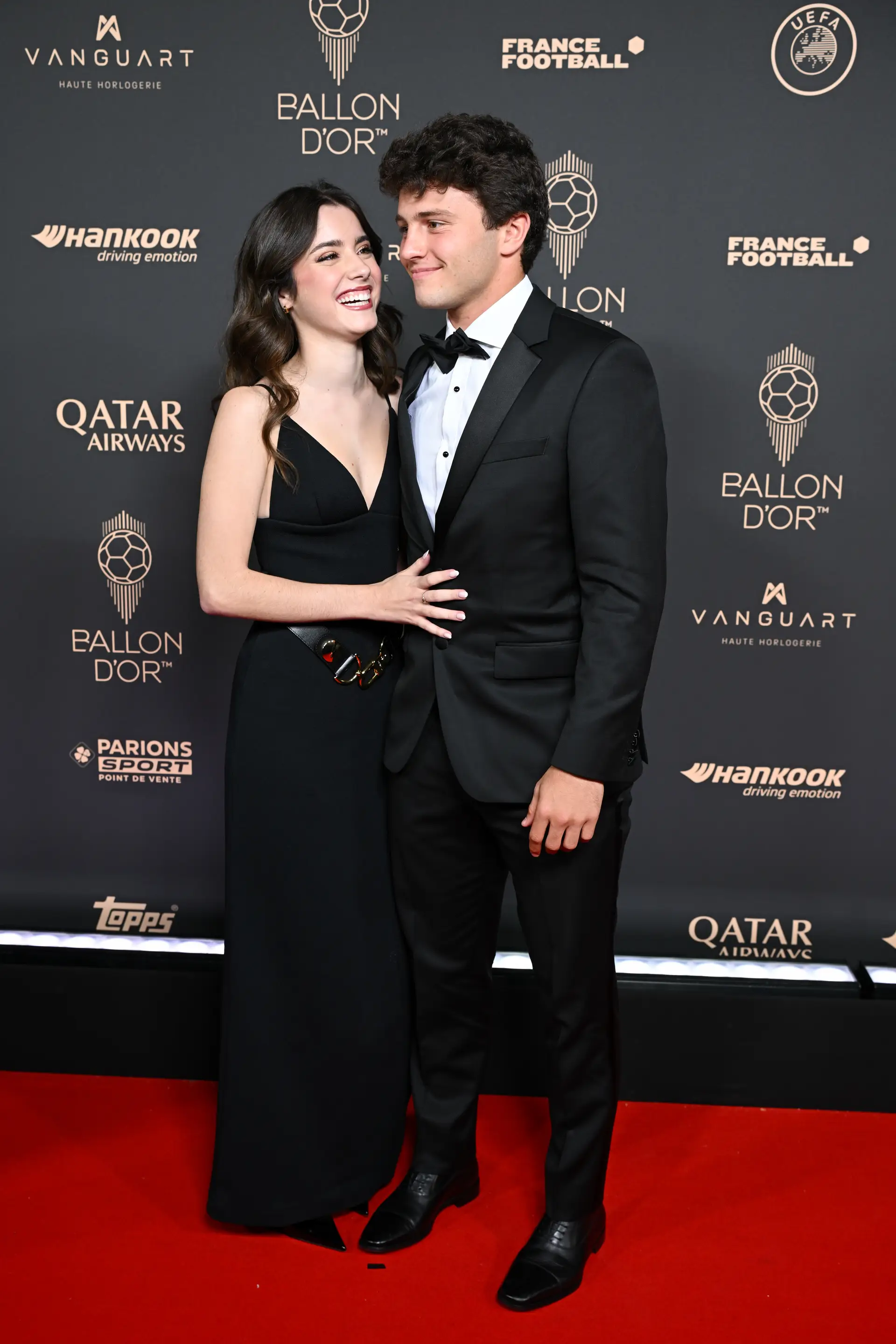 Madalena Aragão e João Neves chamam atenções na passadeira vermelha da Bola de Ouro — Veja as imagens