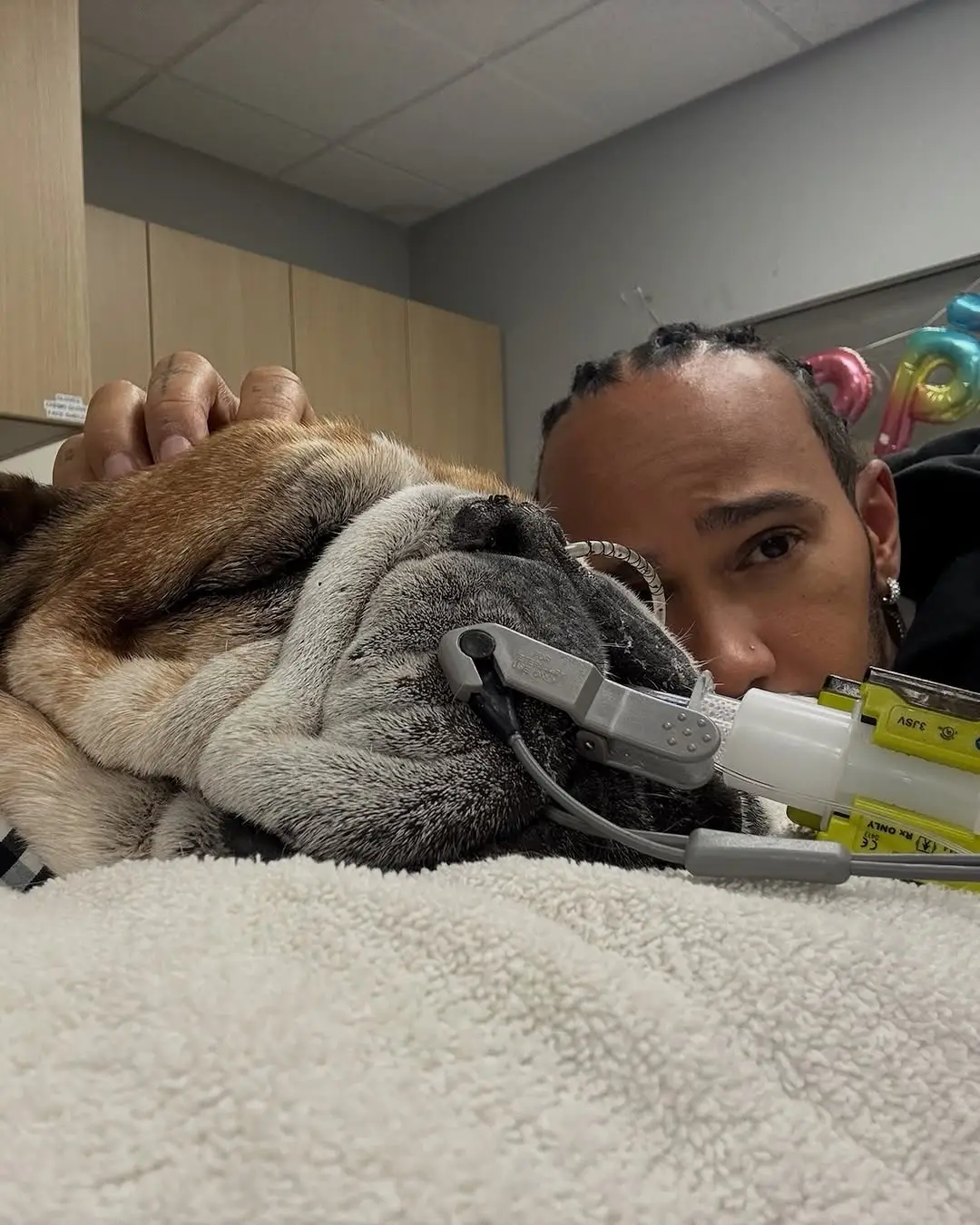 "O coração dele parou. Está em coma" - Lewis Hamilton pede "orações" em momento difícil