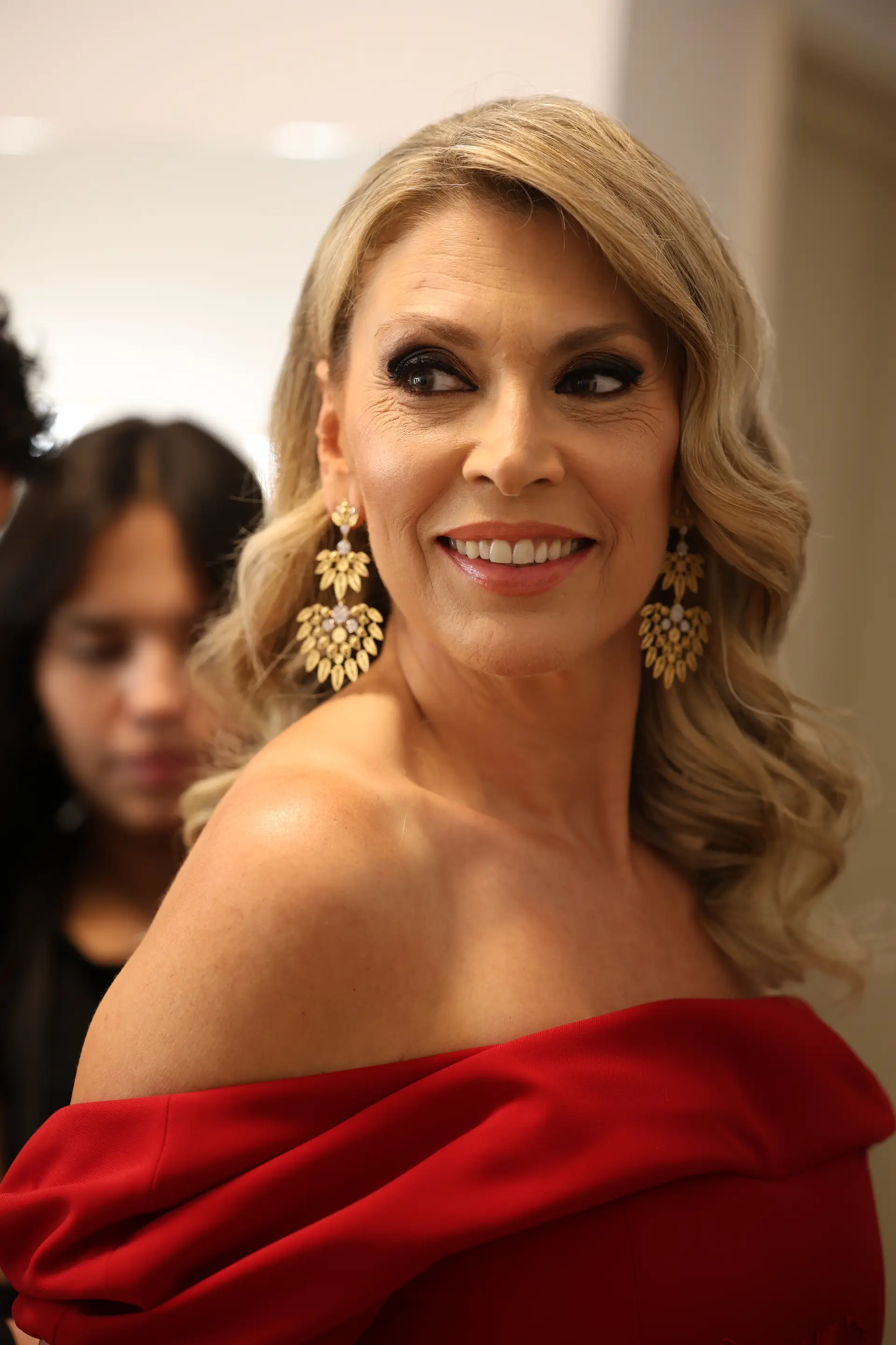 Vermelho fatal! Clara de Sousa aposta em elegante vestido na XXIX gala dos Globos de Ouro