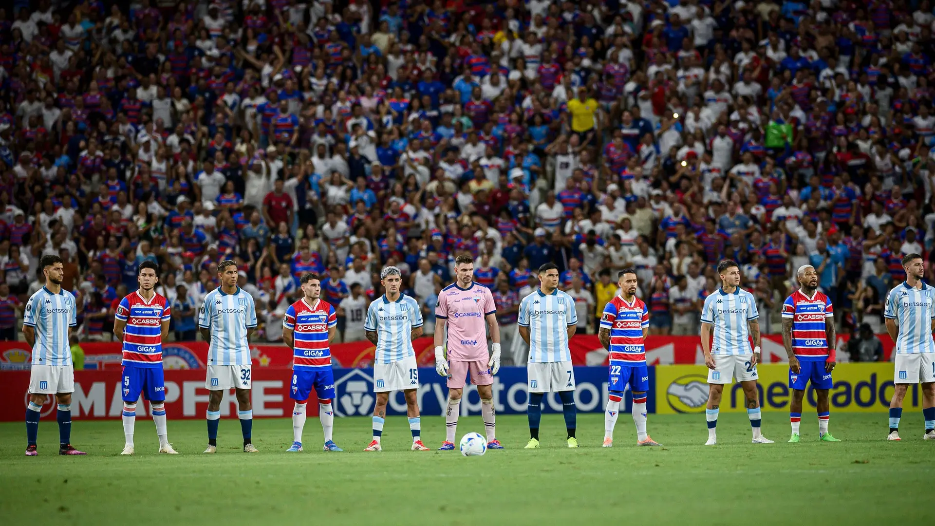 Um "ferimento profundo ativado por mordida humana": Vídeo mostra agressões entre futebolistas e vizinhos