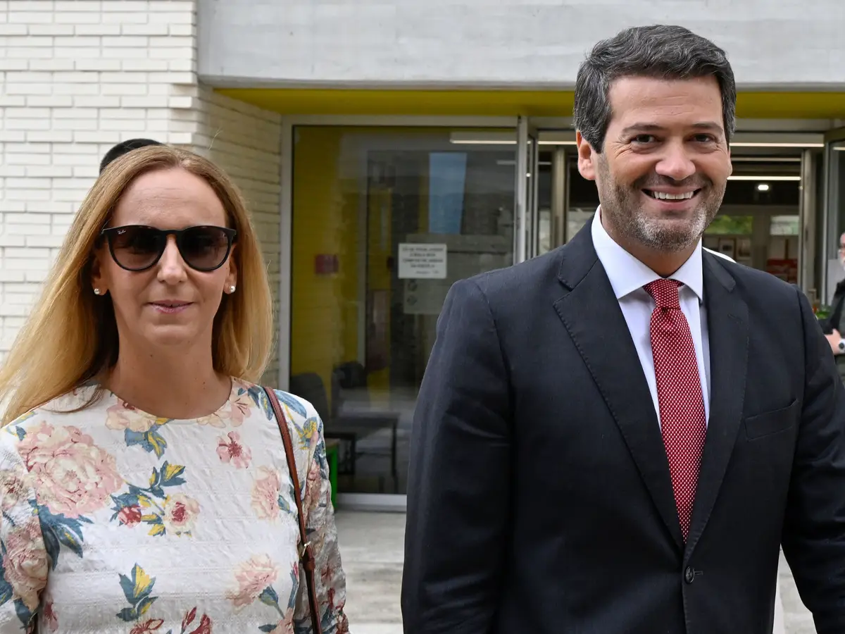 Quem Ă© Dina, a mulher discreta que pausou a carreira para acompanhar AndrĂ© Ventura na polĂtica? - Fama Show