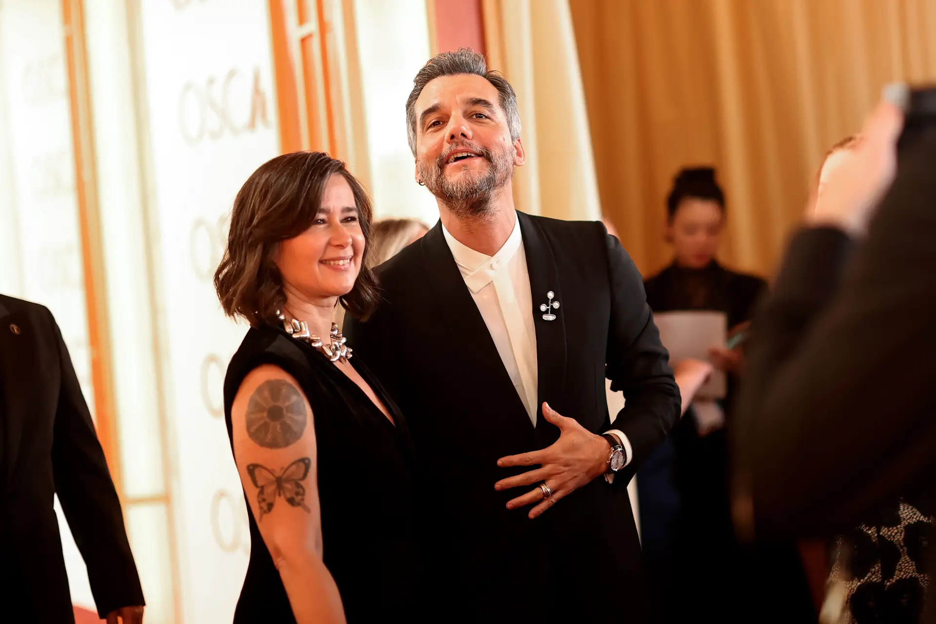Cumplicidade e elegância! Wagner Moura brilha na 'red carpet' dos Óscares ao lado da mulher