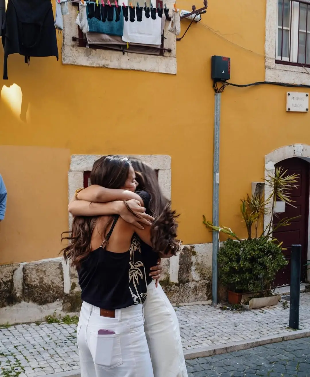 Cláudia Vieira mostra fotos inéditas da filha: "Ainda não estás da minha altura, está quase"