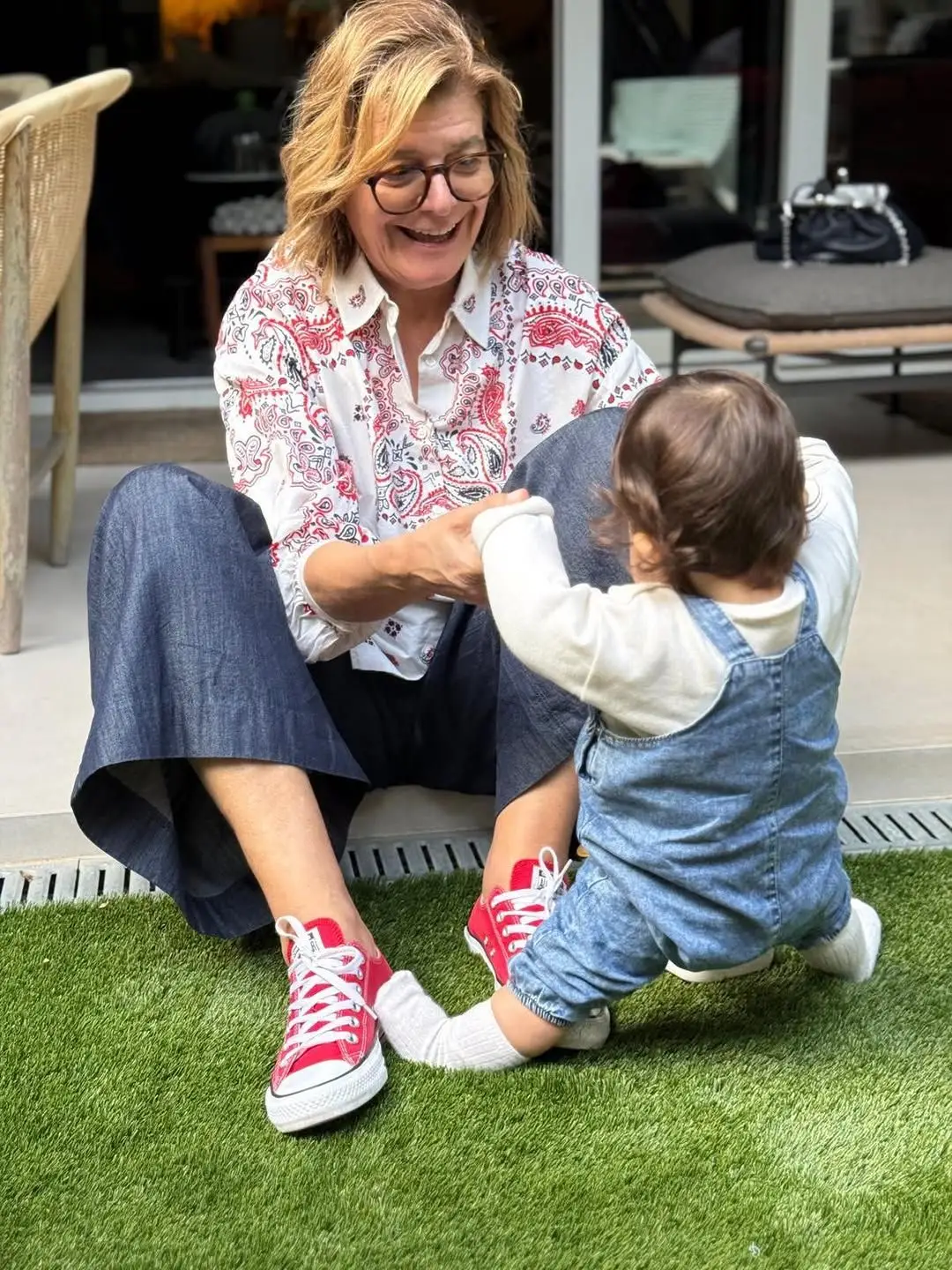 A imagem de Júlia Pinheiro (como nunca a viu) a passear a neta - Fama Show