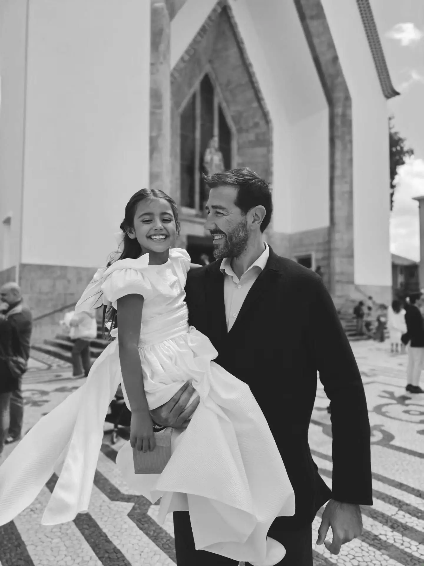 "Família linda" - Imagens da Primeira Comunhão da filha de Carolina Patrocínio enternecem fãs