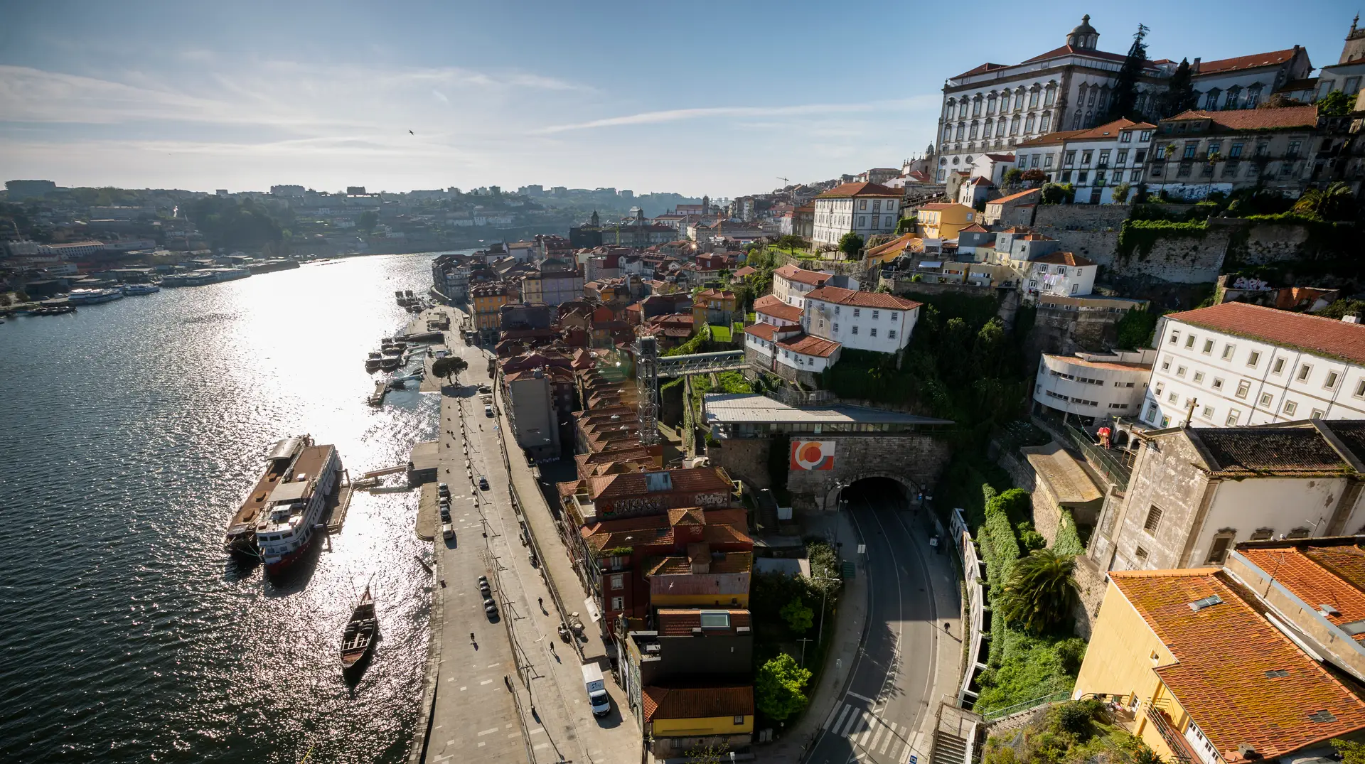 Empty streets, the result of the pandemic in Porto …