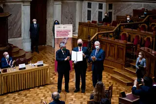 La Asamblea de la República distingue a Helpo