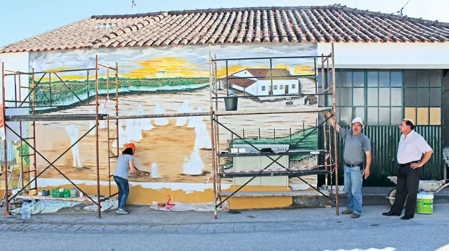 Fachadas e muros de Riachos transformados em telas