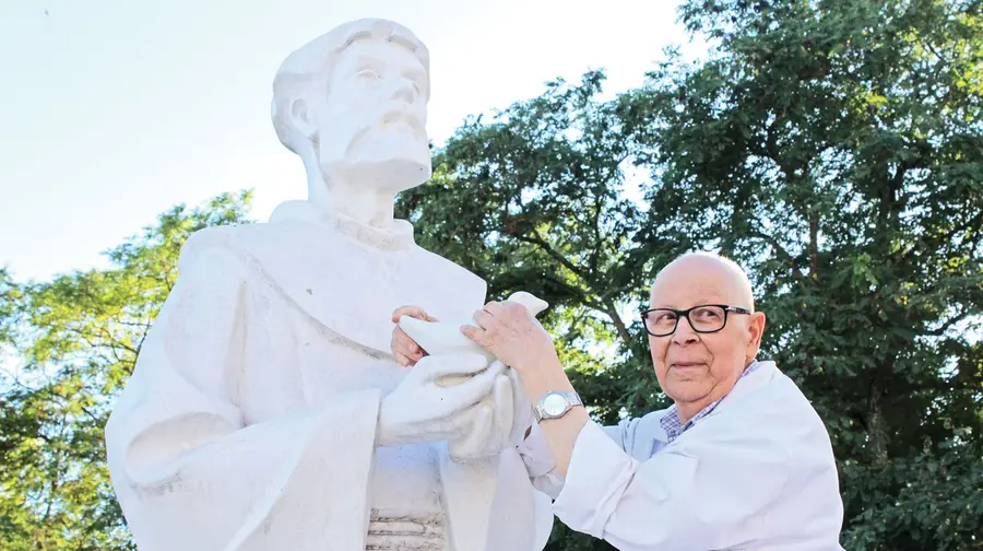 Estátua de São Francisco de Assis com pomba nova Estátua de São Francisco de Assis com pomba nova