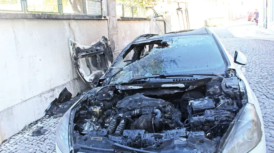 Fogo danifica automóveis e contentores de lixo em Santarém Fogo danifica automóveis e contentores de lixo em Santarém