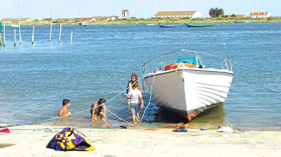 Agência Portuguesa do Ambiente impede obras e põe em risco mouchão da Póvoa Agência Portuguesa do Ambiente impede obras e põe em risco mouchão da Póvoa