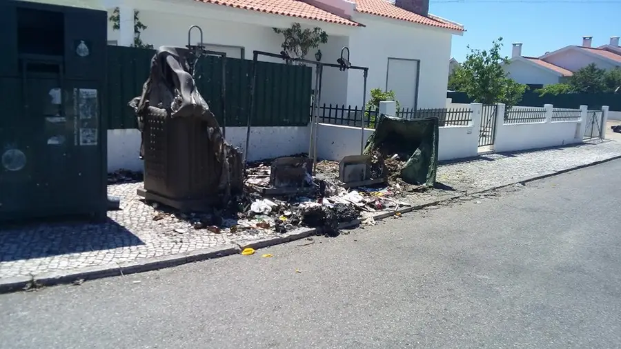 Mais caixotes do lixo queimados em Santarém