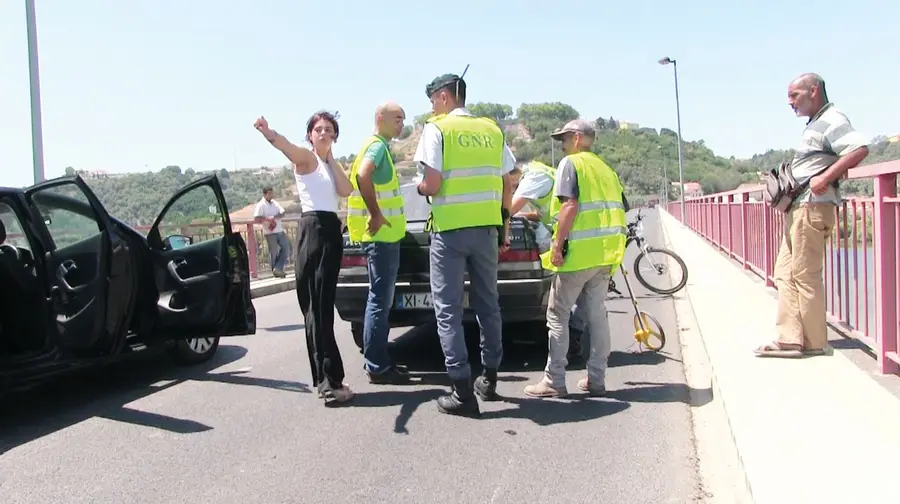 Ciclista gravemente ferido em acidente na Ponte D. Luís