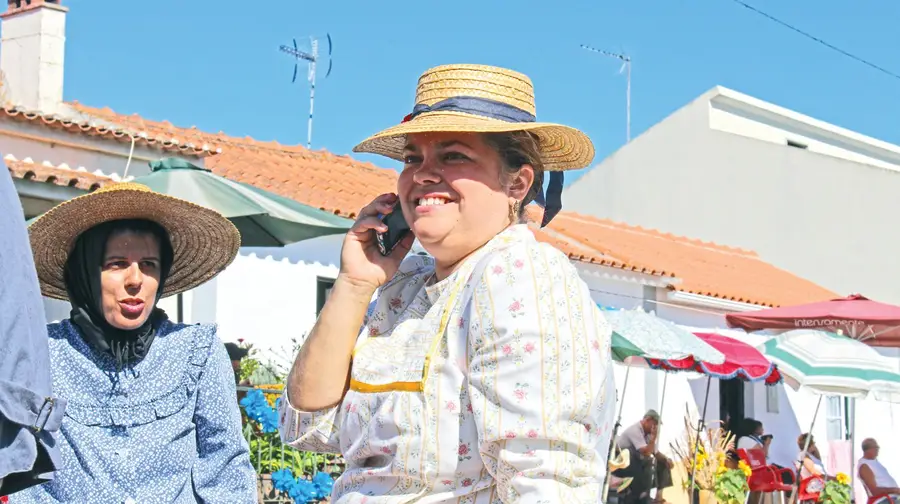 O tradicional telemóvel não podia faltar