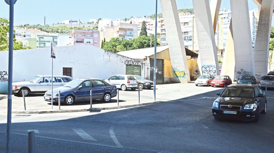 Câmara quer comprar casas degradadas junto ao parque de Santa Sofia Câmara quer comprar casas degradadas junto ao parque de Santa Sofia