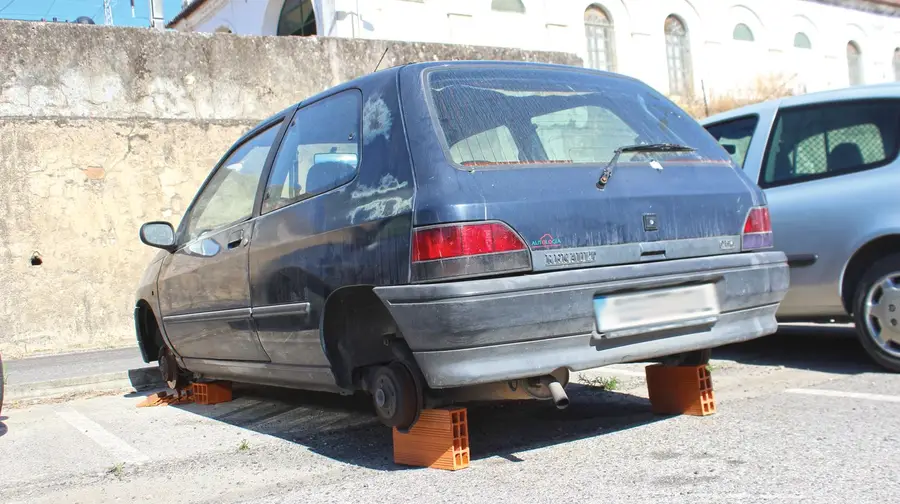 Continuam os furtos em viaturas no parque junto à estação de Santarém