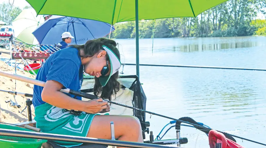 Pescadora entre pescadores