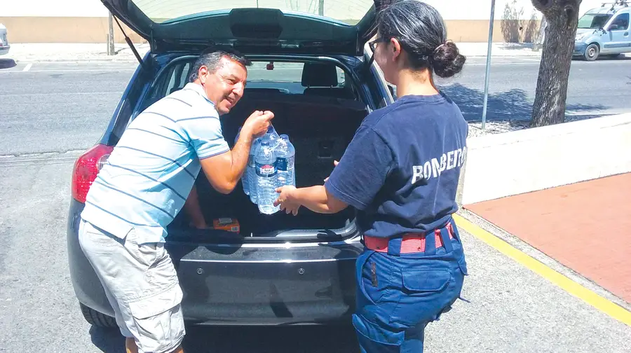 População inunda Bombeiros de Benavente com garrafas de água
