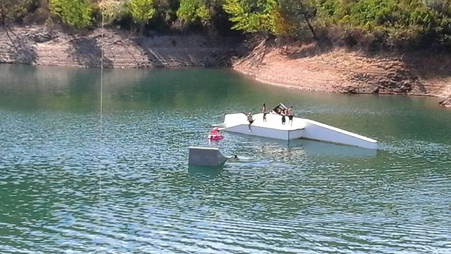 Plataforma perigosa na praia da Aldeia do Mato em Abrantes