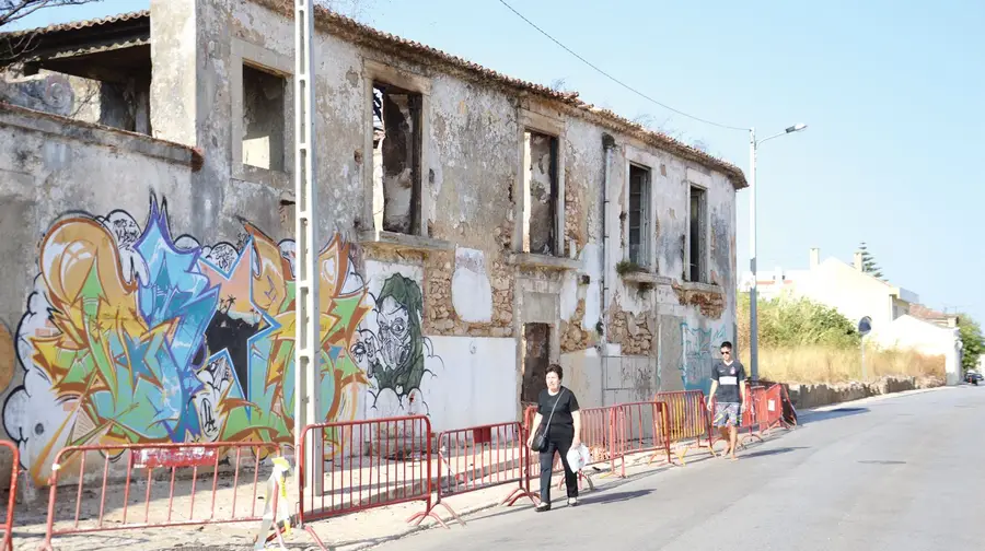 Casas em risco em Vialonga ameaçam segurança de peões Casas em risco em Vialonga ameaçam segurança de peões