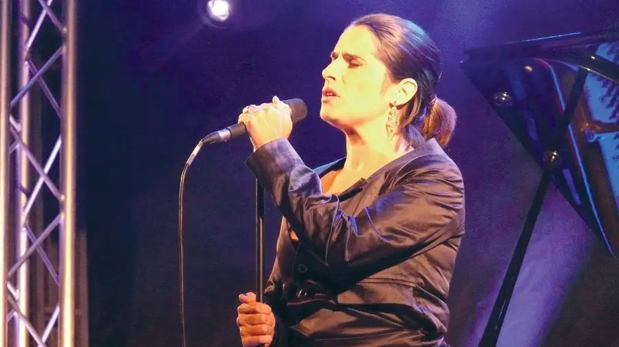 “Menina” é o novo álbum de Cristina Branco “Menina” é o novo álbum de Cristina Branco