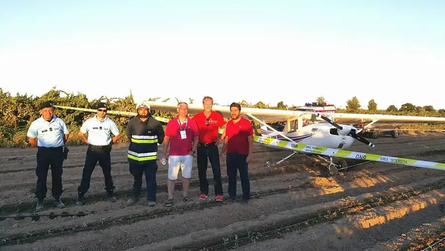 Avião aterra de emergência em campo de Alpiarça Avião aterra de emergência em campo de Alpiarça