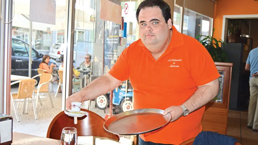 Atender clientes sem ouvir os pedidos Atender clientes sem ouvir os pedidos