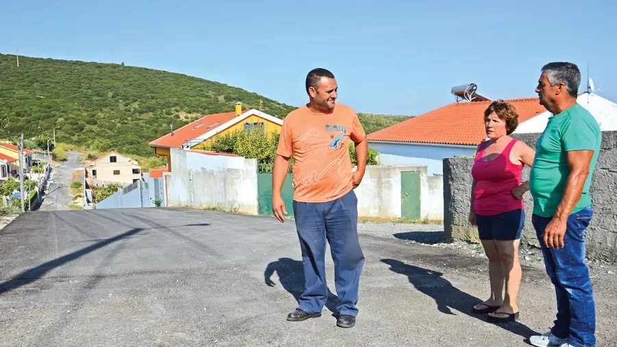 Um bairro ilegal em Vialonga onde vivem mais de uma centena de pessoas Um bairro ilegal em Vialonga onde vivem mais de uma centena de pessoas