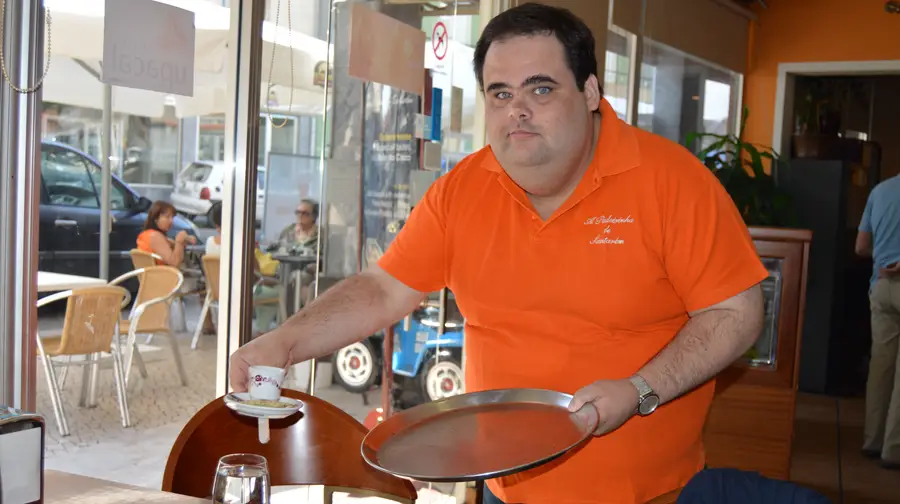 Tiago Batista atende clientes sem ouvir os seus pedidos