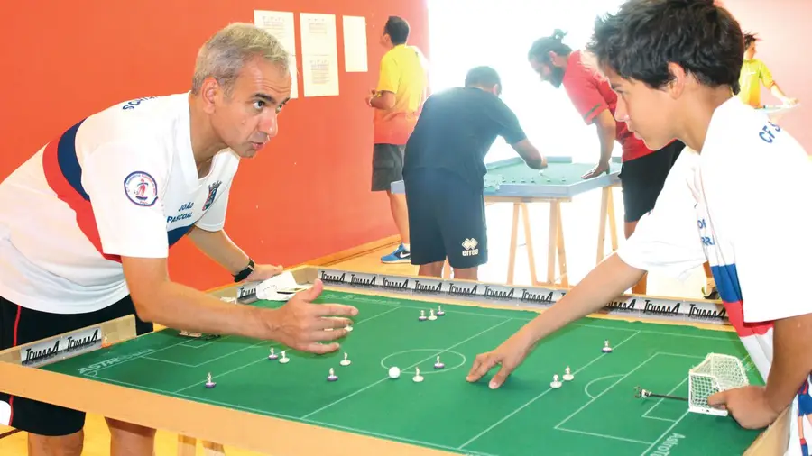 Antigo jogo de futebol de mesa saiu da prateleira e cativa novos adeptos Antigo jogo de futebol de mesa saiu da prateleira e cativa novos adeptos