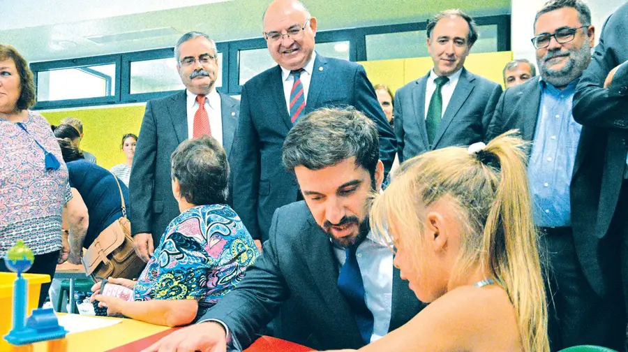 Ministro da Educação ouve recados em Vialonga