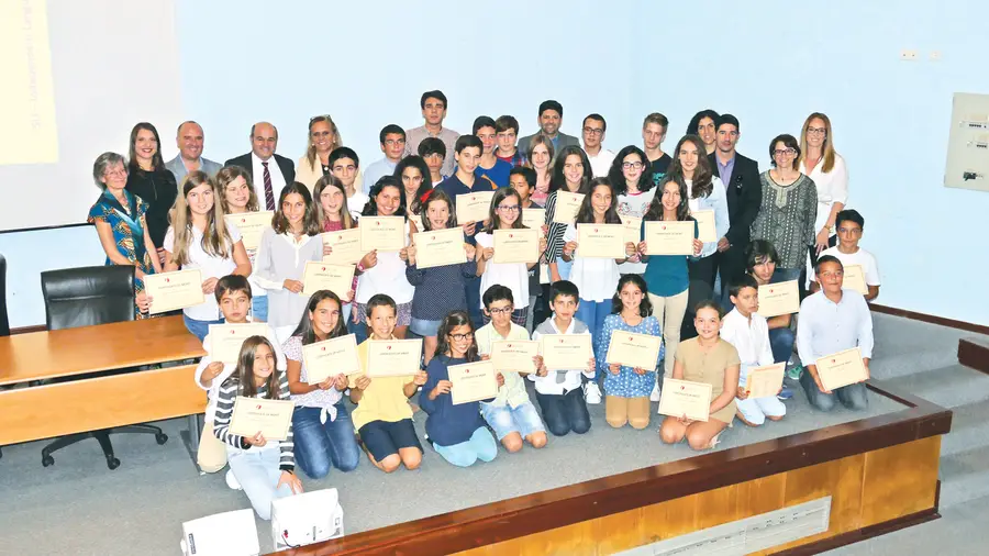 Escola Internacional de Línguas homenageia melhores alunos com certificados de mérito