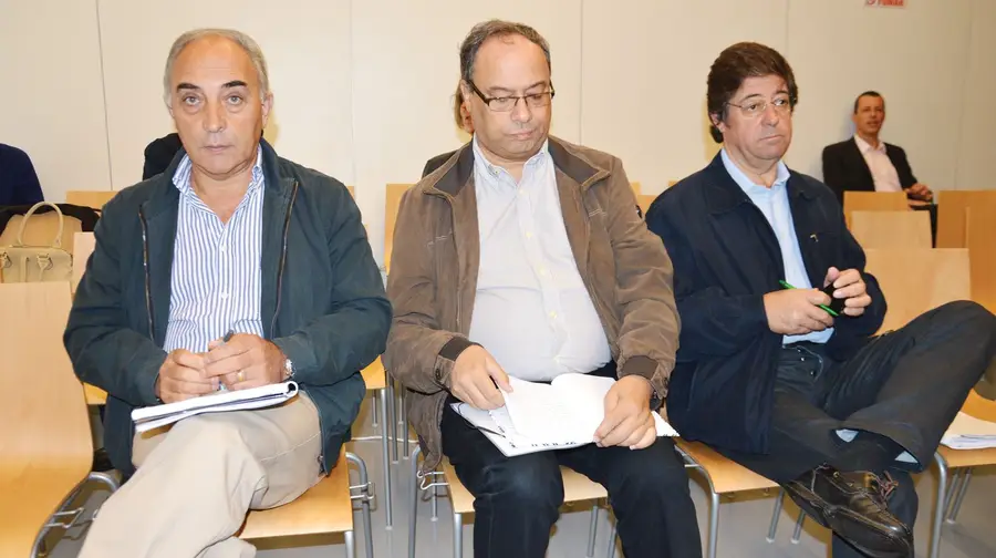 Abaixo-assinado exige renúncia de autarcas de Alverca pagos para trabalhar a meio tempo Abaixo-assinado exige renúncia de autarcas de Alverca pagos para trabalhar a meio tempo