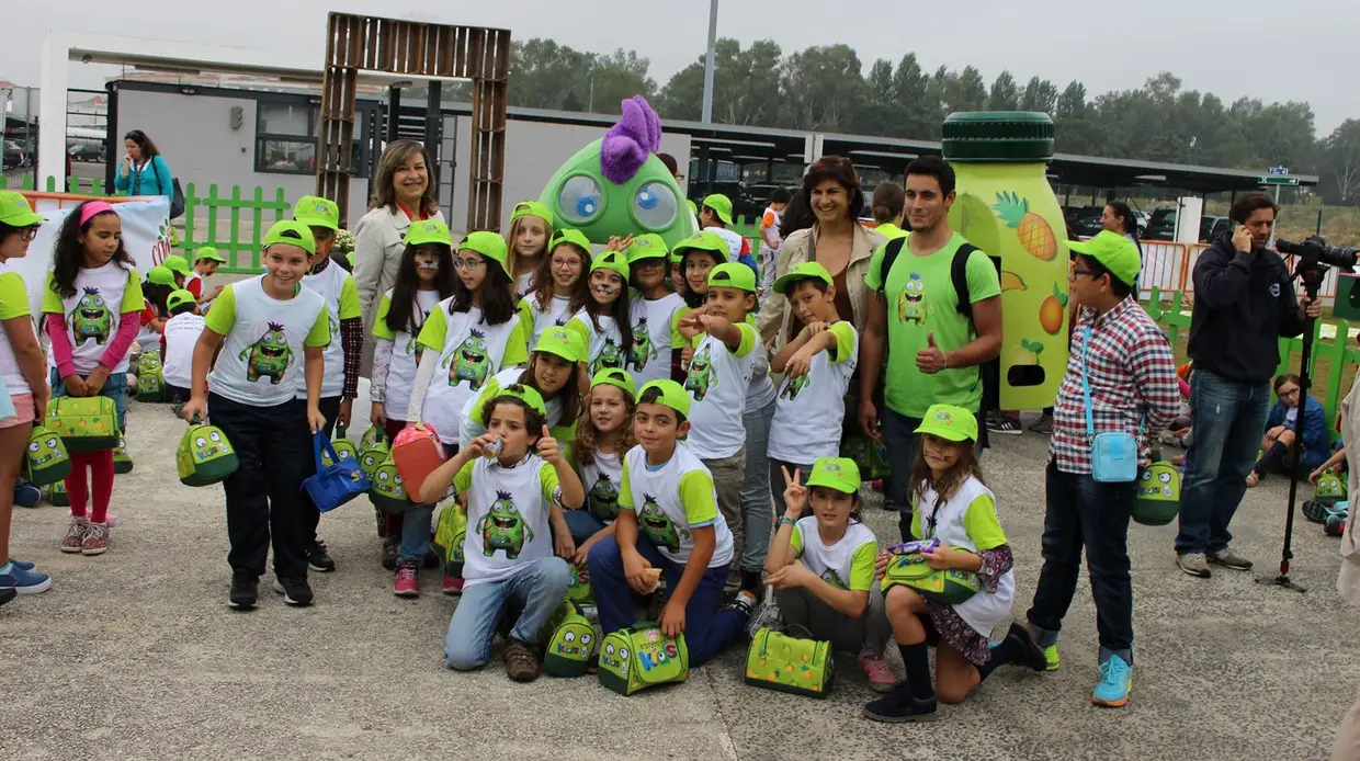 SUMOL+COMPAL: Crianças aprendem a pôr fruta dentro de uma embalagem em Almeirim