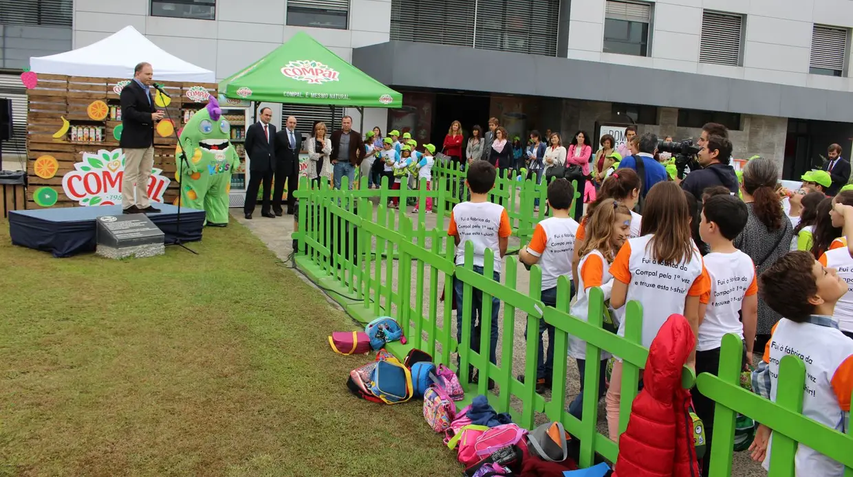 SUMOL+COMPAL: Crianças aprendem a pôr fruta dentro de uma embalagem em Almeirim