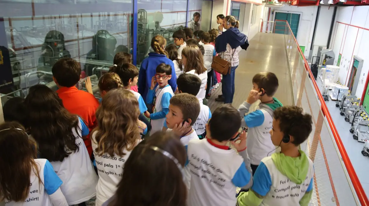 SUMOL+COMPAL: Crianças aprendem a pôr fruta dentro de uma embalagem em Almeirim