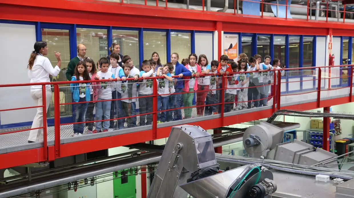 SUMOL+COMPAL: Crianças aprendem a pôr fruta dentro de uma embalagem em Almeirim