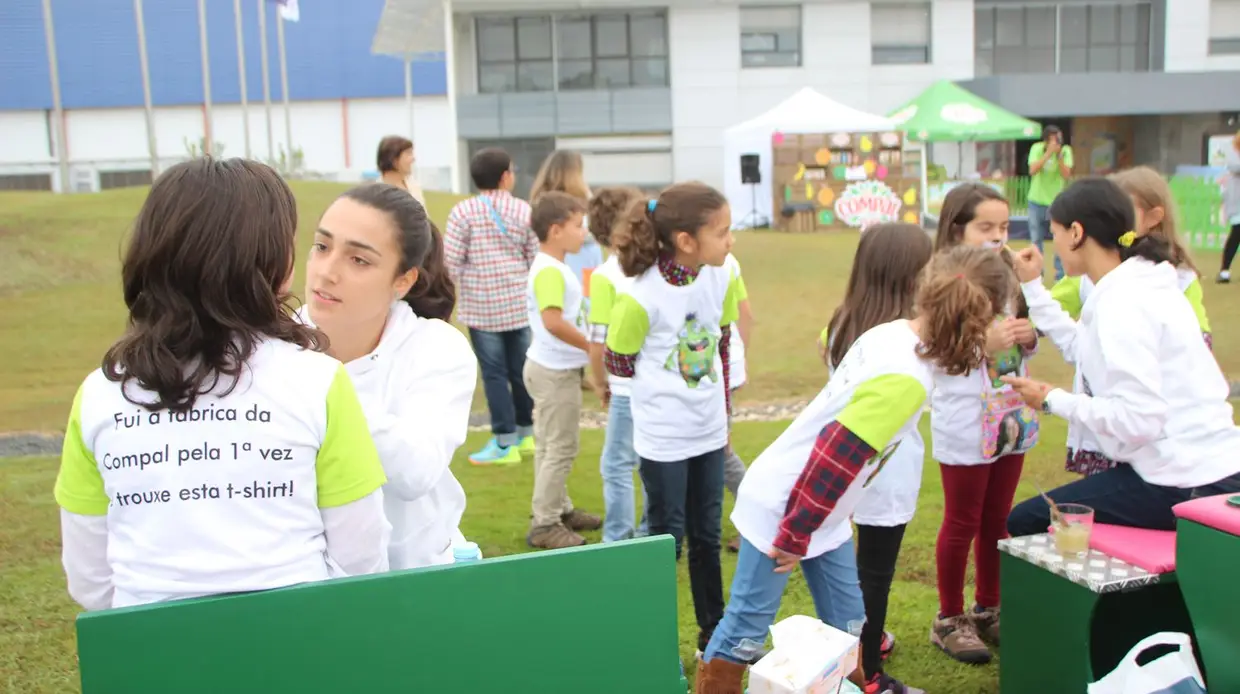 SUMOL+COMPAL: Crianças aprendem a pôr fruta dentro de uma embalagem em Almeirim