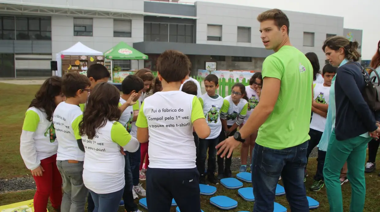 SUMOL+COMPAL: Crianças aprendem a pôr fruta dentro de uma embalagem em Almeirim
