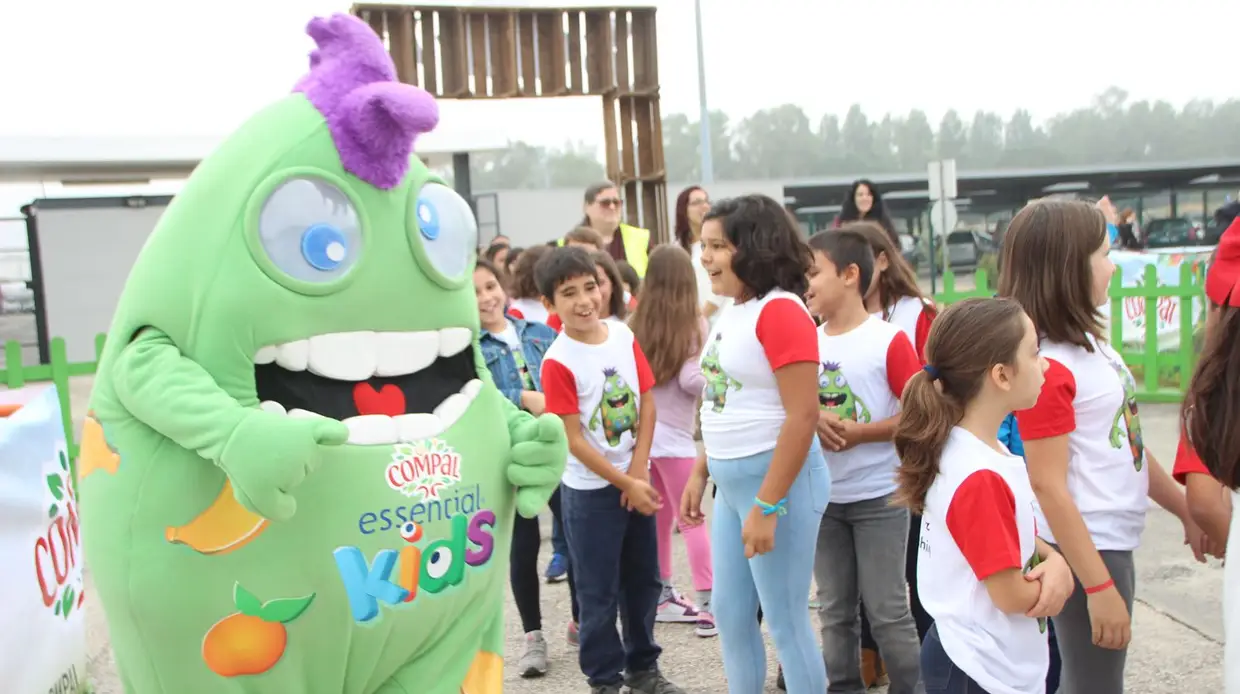 SUMOL+COMPAL: Crianças aprendem a pôr fruta dentro de uma embalagem em Almeirim