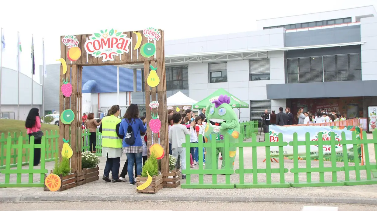 SUMOL+COMPAL: Crianças aprendem a pôr fruta dentro de uma embalagem em Almeirim
